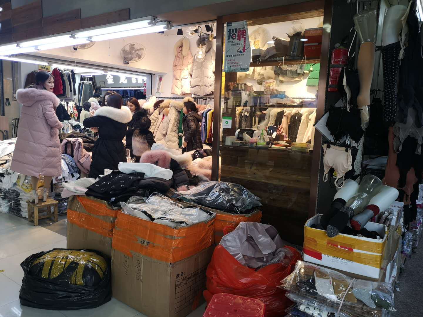 溫州服裝批發(fā)市場里逛了逛,年底了人特別多
